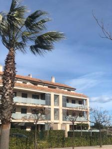 圣乔治Apartment Panoramica Golf的一座建筑前的棕榈树