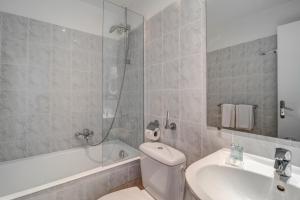 巴黎阿斯托利亚蒙泰罗萨酒店的浴室配有卫生间、浴缸和水槽。