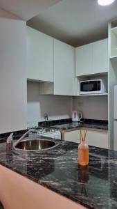 罗萨里奥Lindo ambiente de Calidad !的厨房配有水槽和台面