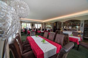 蒙德塞德拉晨万蒙德斯酒店的一间带桌椅的用餐室和一间酒吧