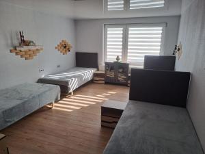 普伦盖Stay at Svaja的一间带两张床和窗户的客厅