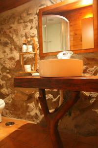 卡尔德拉斯Casa Da Rocha的浴室设有水槽和镜子