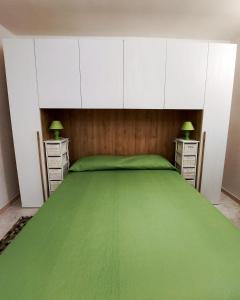 伊格莱西亚斯Casa vacanze Galena的一间卧室设有一张大床和两个床头柜