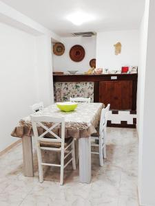 伊格莱西亚斯Casa vacanze Galena的一间带桌椅的用餐室