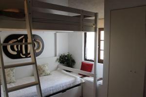 萨尔堡Casa do Pinheiro的客房设有两张双层床和一扇窗户。