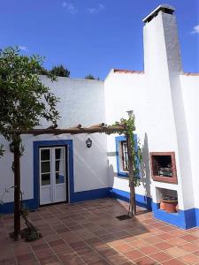 萨尔堡Casa do Pinheiro的白色和蓝色的建筑,有门
