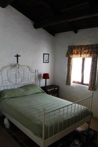 萨尔堡Casa do Pinheiro的一间卧室设有一张床,窗户上设有横隔