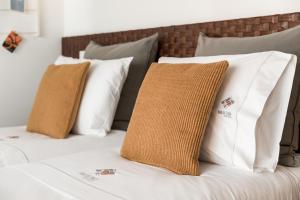 波尔图鲁亚特拉斯公寓的一张配有白色和棕色枕头的床