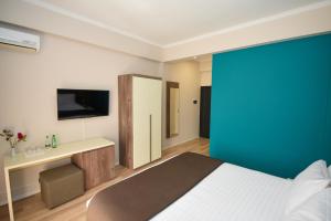 都拉斯Hotel Vivas的一间卧室设有一张床和蓝色的墙壁
