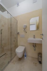 贝尔格莱德BG Exclusive Suites的浴室配有卫生间、淋浴和盥洗盆。