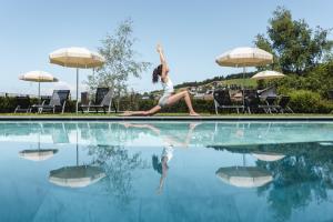 新波南特艾里卡健康酒店的女人坐在游泳池边