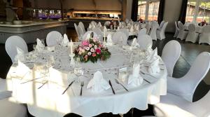 WohlmirstedtZur Kaiserpfalz的用餐室配有白色的桌子和白色的椅子