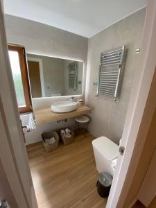 萨利纳斯Marola 18 - Salinas的一间带水槽、卫生间和镜子的浴室