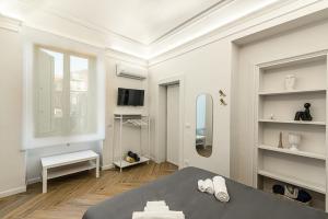 卡塔尼亚Residenze Florio的白色的客房配有床和镜子