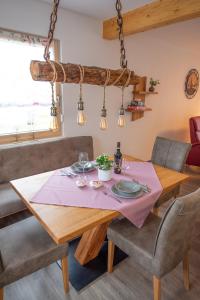 弗罗伊登施塔特Bergstern的一间带木桌和椅子的用餐室