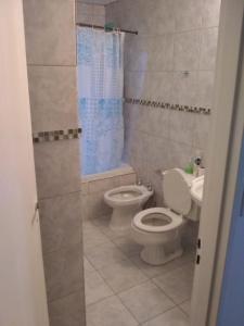 乌斯怀亚AzulTDF C的一间带卫生间和水槽的浴室