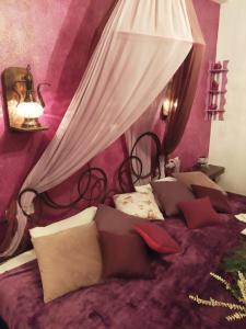 米利纳Athina-Milina的一间卧室配有一张带天蓬的床