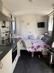 圣梅尔林Tides Reach, Deluxe Shepherds hut, 100m from the Beach的小房间,大篷车内有两张床