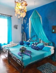 米利纳Athina-Milina的蓝色卧室,配有蓝色墙壁的床