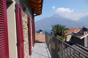 皮亚内洛德拉廖Casale Bella.Vista的山景阳台,设有红色的门。