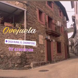 OvejuelaCasa Rural El Chorritero的建筑的侧面有标志