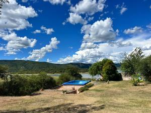 卡布拉科拉尔Punta Sur - Dique Cabra Corral的湖畔带游泳池的房子