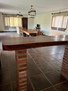 卡布拉科拉尔Punta Sur - Dique Cabra Corral的一间设有用餐室的客房内一张大木桌