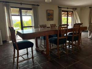 卡布拉科拉尔Punta Sur - Dique Cabra Corral的用餐室配有大型木桌和椅子