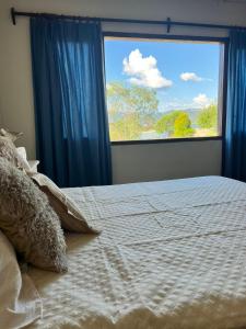 卡布拉科拉尔Punta Sur - Dique Cabra Corral的一间卧室设有一张床和一个大窗户