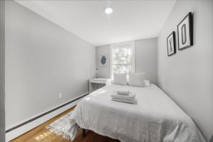 波士顿4BR1BTH South Boston Apt perfect for commutes的白色卧室配有白色床单