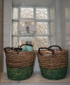 塞萨洛尼基Cozy & Stylish Eastside Apt.的窗前两篮子坐在架子上