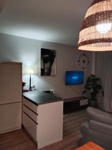 萨拉戈萨Suite Lay的客厅配有书桌、电视和沙发