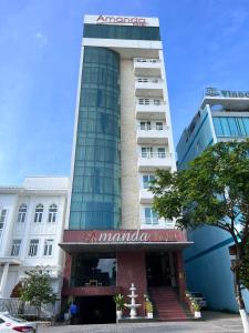 岘港AMANDA HOTEL ĐÀ NẴNG的前面有标志的建筑