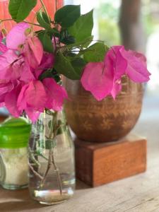 Santo DomingoPlaya Casa Nohelia的三个花瓶,桌子上放着鲜花