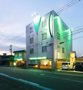 Sabae福井・鯖江のホテル｜ホテルモーメント的街道边有标志的建筑物