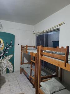 累西腓Espaço do Bem Recife的客房设有两张双层床和一扇窗户。