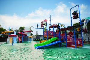 罗纳瓦拉Meritas Picaddle Resort Lonavala的水上公园,水上滑梯
