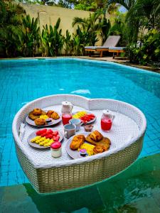 吉利特拉旺安森南私人别墅的游泳池旁桌子上的一盘食物