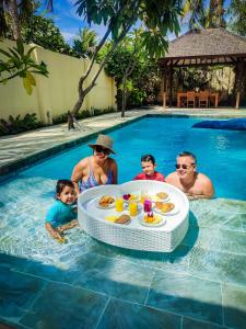 吉利特拉旺安森南私人别墅的水中桌的游泳池里的家庭