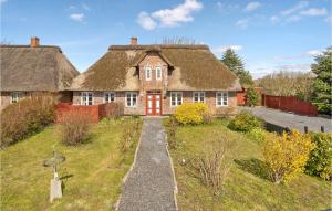 霍耶Awesome Home In Hjer With House A Panoramic View的茅草屋顶和小路的古老房屋
