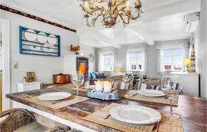 霍耶Awesome Home In Hjer With House A Panoramic View的一间带桌椅和吊灯的用餐室