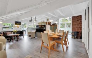 博利尔马克Stunning Home In Rm With Kitchen的用餐室以及带桌椅的起居室。