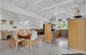 博利尔马克Stunning Home In Rm With Kitchen的厨房以及带桌椅的用餐室。