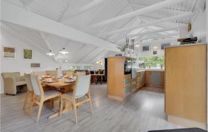 博利尔马克Stunning Home In Rømø With Kitchen的厨房以及带桌椅的用餐室。