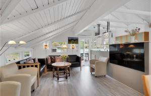 博利尔马克Amazing Home In Rm With Sauna, Wifi And 4 Bedrooms的客厅配有白色家具和桌子