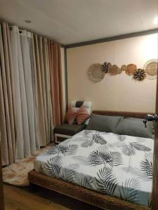 Sampaloka CABIN MOUNTAIN PEAK的一间卧室配有床、沙发和窗帘