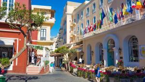 卡普里Casa Nannina - Seaview Terrace with Jacuzzi in Capri的建筑物上悬挂旗帜的城镇街道