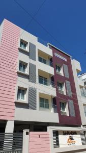 钦奈Chippy Apartments No.544的粉红色和白色的高公寓楼
