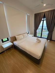 阿罗士打Imperio Professional Suite by 188AOR的卧室设有一张白色大床和一扇窗户。