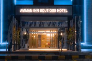 安曼Amman Inn Boutique Hotel的亚马逊精品酒店的夜间入口
